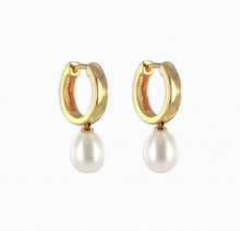 Load image into Gallery viewer, 18k Gold Vermeil Freshwater Pearl Huggie Hoop Earrings