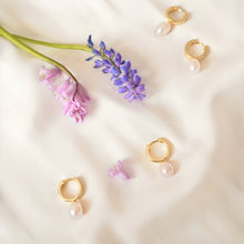Load image into Gallery viewer, 18k Gold Vermeil Freshwater Pearl Huggie Hoop Earrings