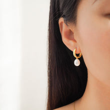Load image into Gallery viewer, 18k Gold Vermeil Freshwater Pearl Huggie Hoop Earrings