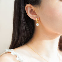 Load image into Gallery viewer, 18k Gold Vermeil Freshwater Pearl Huggie Hoop Earrings