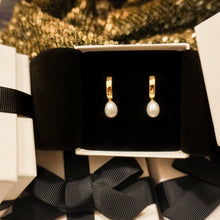 Load image into Gallery viewer, 18k Gold Vermeil Freshwater Pearl Huggie Hoop Earrings