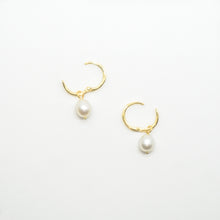 Load image into Gallery viewer, 18k Gold Vermeil Freshwater Pearl Minimal Hoop Earrings