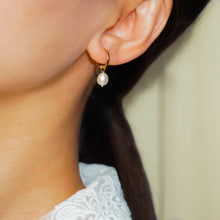 Load image into Gallery viewer, 18k Gold Vermeil Minimal Pearl Necklace & Earrings Set