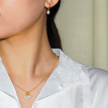 Load image into Gallery viewer, 18k Gold Vermeil Freshwater Pearl Minimal Hoop Earrings