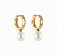 Load image into Gallery viewer, 18k Gold Vermeil Freshwater Pearl Huggie Hoop Earrings
