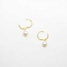 Load image into Gallery viewer, 18k Gold Vermeil Freshwater Pearl Minimal Hoop Earrings
